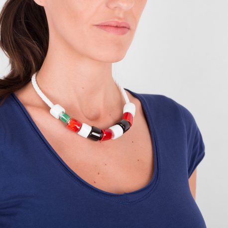 mos-domino-collar-modelo